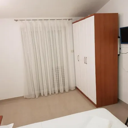 アパート Miskovic マカルスカ